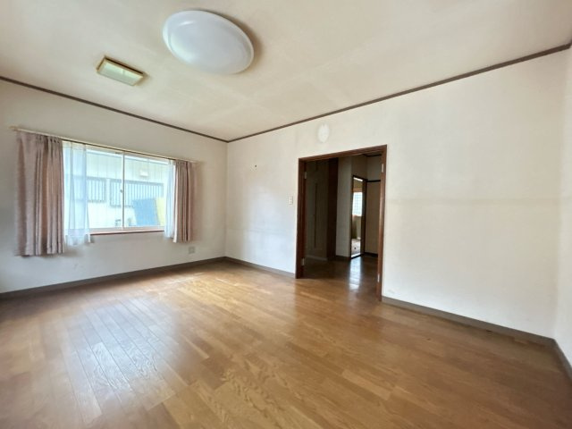 南相馬市原町区栄町 中古住宅3LDK 陽当たり良好！不動産プラスの洋室|リビング別角度の写真です。約19.5帖の広さがあります。しっかりクリーニングを行います。くつろぎスペースとダイニングスペースをつくりメリハリのある生活ができそうです。