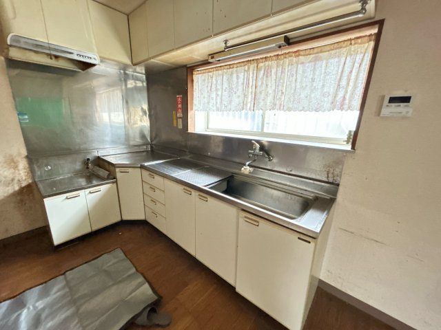 南相馬市原町区栄町 中古住宅3LDK 陽当たり良好！不動産プラスのキッチン|キッチンの写真です。シンクが広く、お鍋など大きな洗い物もしやすいキッチンです。しっかりクリーニングいたします。