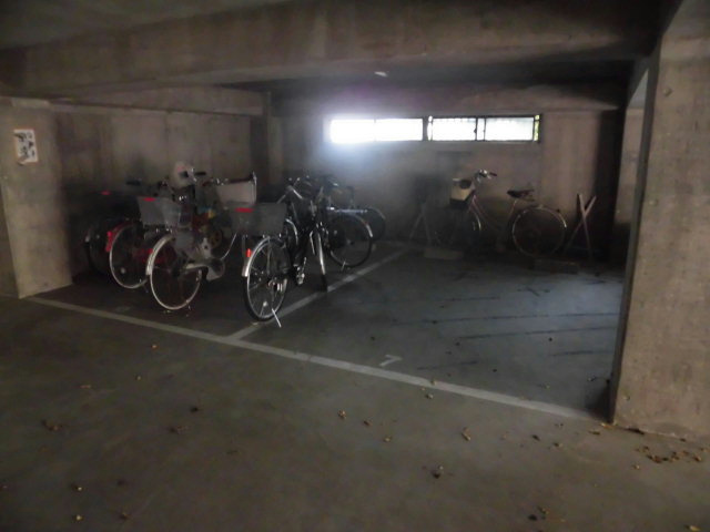 甲東イーストマンションの外観|駐輪場