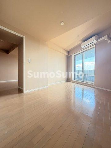 MY TOWER RESIDENCEの居間・リビング|こちらの居間で趣味の時間をお楽しみください