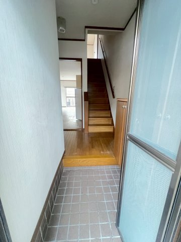 ハイツ小町の玄関