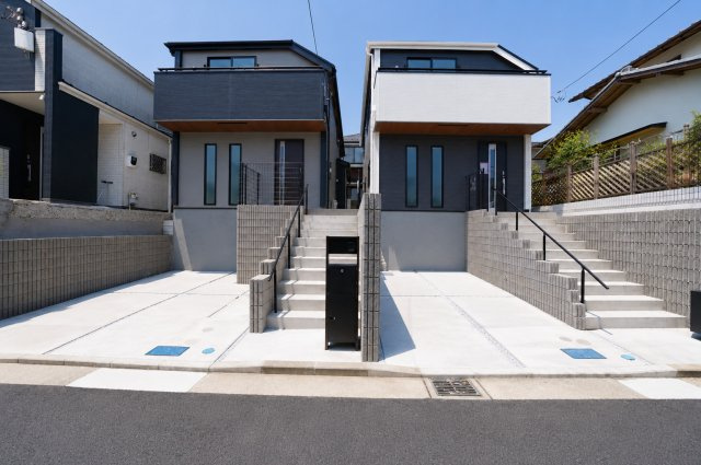 【横浜市南区永田台23-3全2棟新築戸建て】★仲介手数料無料★（永田台小学校・永田中学校）の外観|ブラック×ホワイトのコントラストが映えるスタイリッシュな外観デザイン。前面道路もゆとりがあり、開放感ある街並みが広がります。