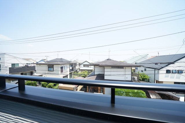 【横浜市南区永田台23-3全2棟新築戸建て】★仲介手数料無料★（永田台小学校・永田中学校）の展望|周囲に高い建物が少なく、開放感のある眺望が広がります。空を近くに感じられる、心地よい住環境が魅力です。