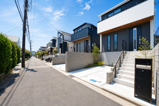 【横浜市南区永田台23-3全2棟新築戸建て】★仲介手数料無料★（永田台小学校・永田中学校）の前面道路含む現地写真|前面道路は約4.5mを確保。車の出し入れもしやすく、落ち着いた住環境が魅力の住宅街です。