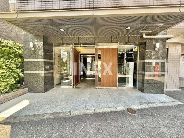 横浜市神奈川区三ツ沢西町の賃貸マンションのエントランス