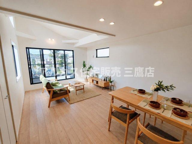 府中市幸町1丁目　京王線　府中駅　新築戸建の居間・リビング|ダイニングスペースからリビングを見渡せるアングル。温かみのある木目調のインテリアと明るい照明が心地よい空間を演出します。
