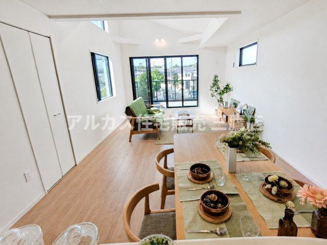 府中市幸町1丁目　京王線　府中駅　新築戸建の居間・リビング|キッチンから一望できる奥に長いLDK空間。明るい日差しが差し込む大きな窓と、家具の配置がしやすい縦長のレイアウトが魅力です。