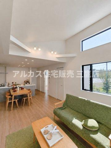 府中市幸町1丁目　京王線　府中駅　新築戸建の居間・リビング|リビングからダイニング・キッチンまで見渡せる一体感のあるLDKレイアウト。家族との会話が弾む開放的な住空間を実現しています。