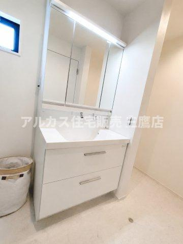府中市幸町1丁目　京王線　府中駅　新築戸建の独立洗面台|LED照明付きの3面鏡を備えたスタイリッシュな洗面化粧台。足元には広々としたスライド収納があり、リネン類や洗剤類を効率よくしまえます