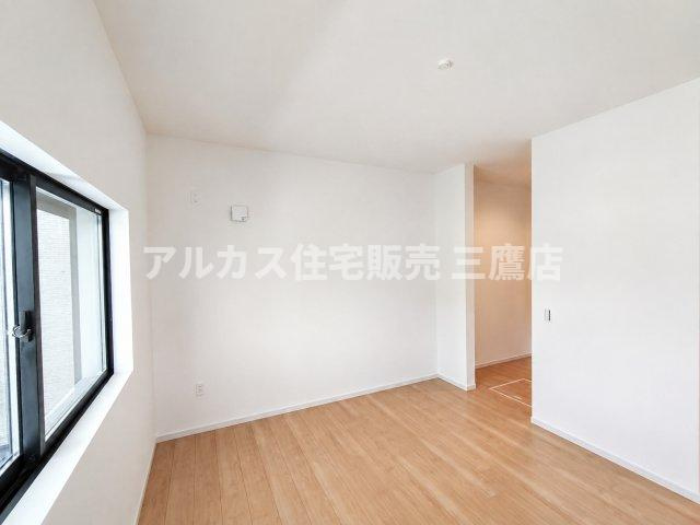 府中市幸町1丁目　京王線　府中駅　新築戸建の洋室|壁面と床のシンプルなデザインが引き立つ洋室アングル。廊下への出入り口がすっきりと配置され、レイアウトしやすい空間となっています。