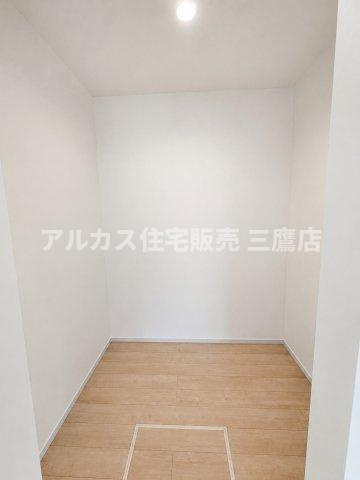 府中市幸町1丁目　京王線　府中駅　新築戸建の収納|シンプルな空間構成のウォークインクローゼット。季節ものの荷物や大型のインテリア用品なども整然と格納できます。