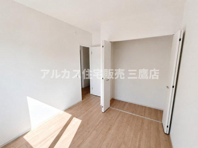 府中市幸町1丁目　京王線　府中駅　新築戸建の洋室|開口の広いクローゼットを備えた洋室。扉を全開にできる折れ戸仕様で、衣服や荷物の出し入れがスムーズに行えます。