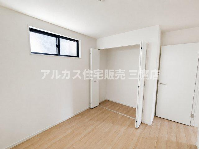 府中市幸町1丁目　京王線　府中駅　新築戸建の洋室|横長のハイサイドライトが印象的な洋室。収納力のあるクローゼットも併設されており、プライベート空間として使い勝手の良い造りです。