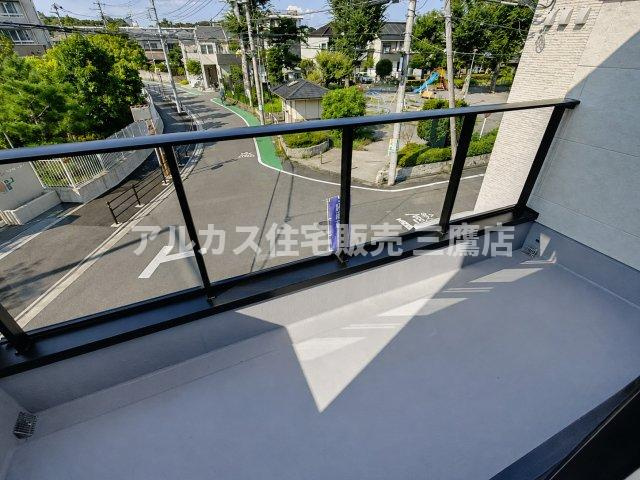 府中市幸町1丁目　京王線　府中駅　新築戸建のバルコニー|手すりに透明感のあるパネルを採用した広々としたバルコニー。日当たりが良く、洗濯物を干す際や気分転換にも快適なスペースです。