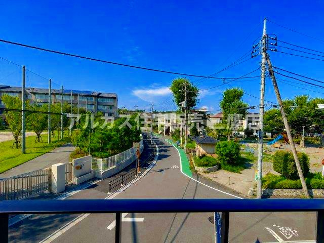 府中市幸町1丁目　京王線　府中駅　新築戸建の展望|バルコニーからの見晴らしの良い眺望。周囲は緑豊かで落ち着いた住宅街が広がり、前面道路も整い開放的なロケーションです。