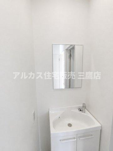 府中市幸町1丁目　京王線　府中駅　新築戸建の玄関|清潔感溢れる壁付けタイプの洗面台。スクエアフォルムのシンプルな鏡が配置され、省スペースながら実用的な空間です。
