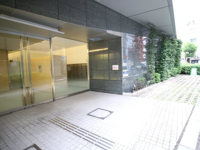 プラウドフラット白金高輪のエントランス
