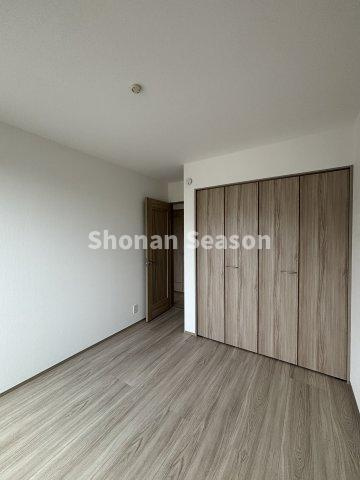 【洋室】 | キレイなフローリング光る洋室は、散らかりがちな子供部屋にもピッタリです♪