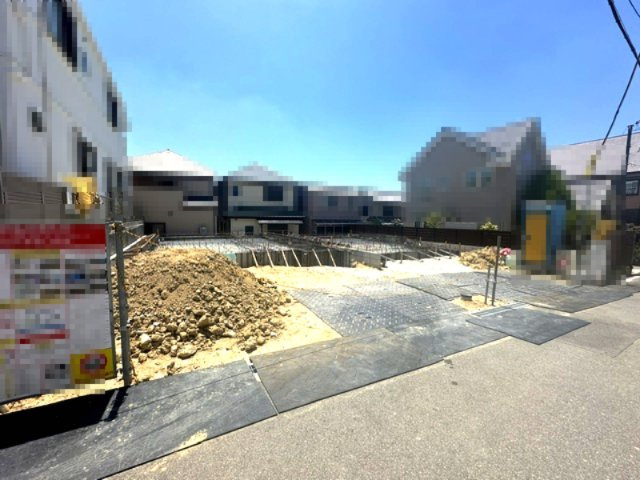 【外観】 | Terrechez豊中市待兼山町1期　1号棟 | 並列2台駐車可能なゆとりのカースペース有(車種による)。（5月17日撮影）
