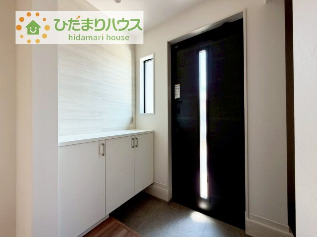 【玄関】 | 土浦市板谷6期　新築戸建 | 毎日「行ってきます」「ただいま」をいう玄関は明るく光が差し込みます♪