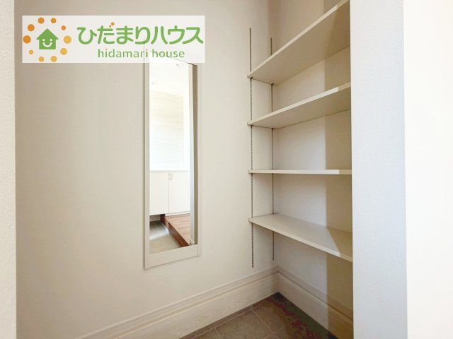 【収納】 | 土浦市板谷6期　新築戸建 | シューズインクローゼットは、靴以外にもゴルフバックやベビーカーを置くことができ、
散らかりがちな玄関もスッキリします。
