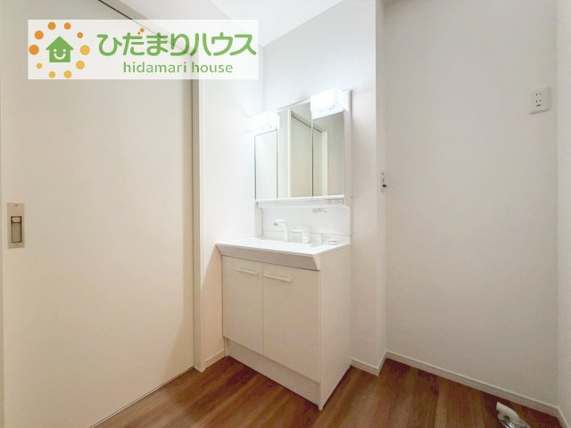 【独立洗面台】 | 土浦市板谷6期　新築戸建 | 三面鏡の大きな鏡は憧れます(^^♪鏡の後ろは収納となっていて、細かいものでも収納できるのでスッキリと整理できます！