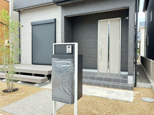 新築戸建　大垣市禾森　全8区画分譲の玄関|玄関ドアの鍵はディンプルキーと内側はサムターンキーになっており防犯性の高い仕様になっています。