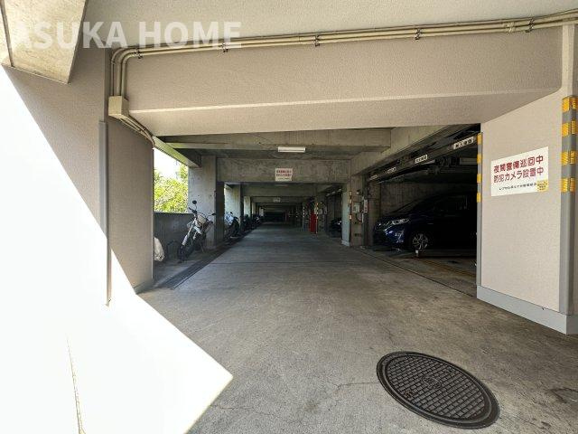 レクセル保土ヶ谷の駐車場|屋根付きの駐車場です。エレベーターで直接お部屋のある階まで行けますよ。