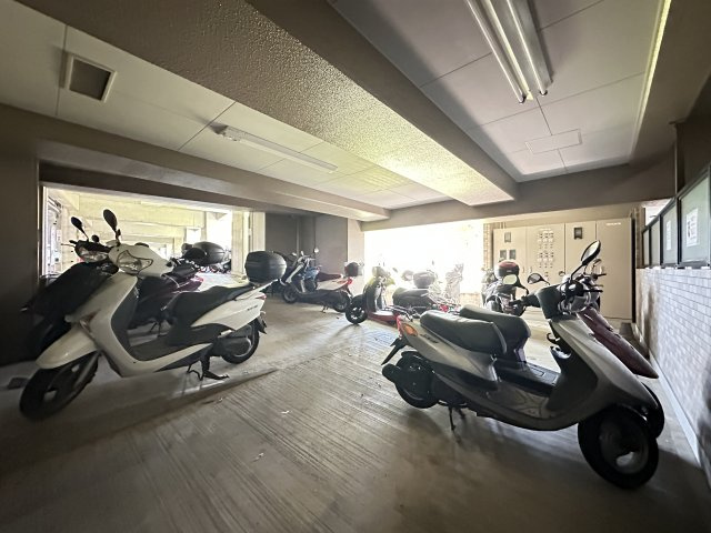 レクセル保土ヶ谷の駐車場|屋根付きのバイク置き場の空き状況については、その都度、確認いたしますのでお気軽にお聞きください。
