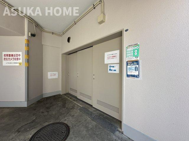 レクセル保土ヶ谷のその他共用部分|駐車場の隣にあるごみ捨て場です。雨にぬれずにゴミ出しができ便利ですね。