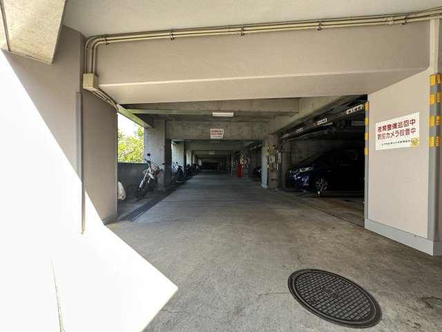 レクセル保土ヶ谷の駐車場|屋根付きの駐車場です。エレベーターで直接お部屋のある階まで行けますよ。