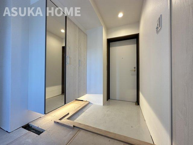 レクセル保土ヶ谷の玄関|マンションには珍しい幅広い玄関です。広い土間とたっぷり収納の大型シューズボックスも便利そうですね。