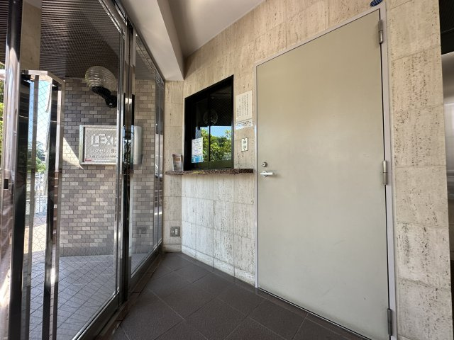 レクセル保土ヶ谷のその他共用部分|綺麗に整備されたエントランス部分です。セキュリティー面でも安心のオートロックを完備！