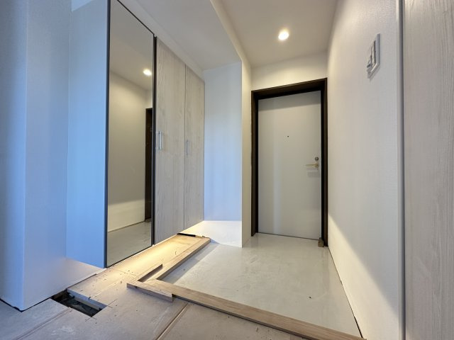 レクセル保土ヶ谷の玄関|マンションには珍しい幅広い玄関です。広い土間とたっぷり収納の大型シューズボックスも便利そうですね。