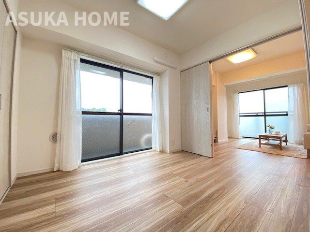 レクセル保土ヶ谷の居間・リビング|LDK隣の部屋を開放することで、角部屋ならではの二面採光の開放的な空間になります。