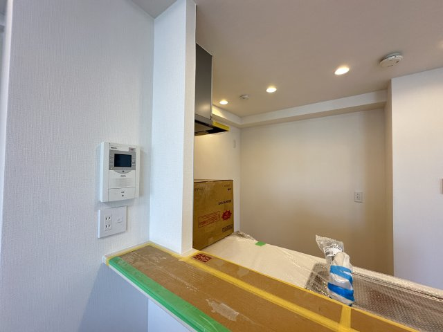 レクセル保土ヶ谷のキッチン|テレビモニター付きインターホンです。お子様がいるご家庭にも案心ですね。