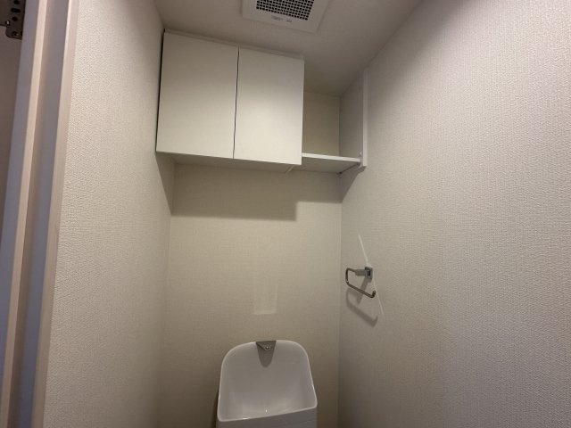 レクセル保土ヶ谷のトイレ|トイレ上部にはあると便利な吊戸棚を設置！