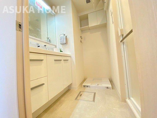 レクセル保土ヶ谷のその他|3面鏡の洗面化粧台です♪洗面台横にはあると便利なタオル掛けも完備してます。