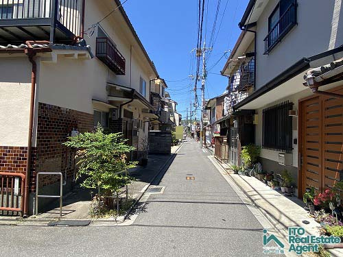 紫野中柏野町 建築条件無し 土地の前面道路含む現地写真