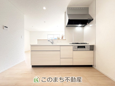 【キッチン】 | 下妻市二本紀第2　1号棟 | 同社施工物件写真。※建具やフローリング、その他仕様が異なる場合がございます。