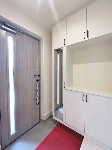 新築戸建・新築建売　玉村町斎田第2期　玉村小学校・玉村中学校の玄関|シューズボックスには全身鏡がついているので、お出かけ前の身だしなみチェックもバッチリです！
