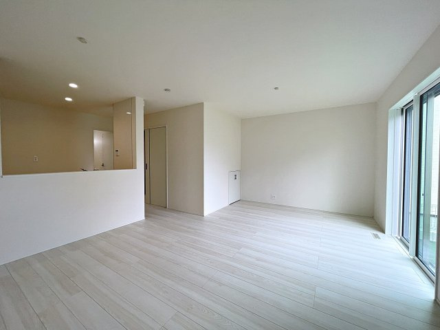 新築戸建・新築建売　玉村町斎田第2期　玉村小学校・玉村中学校の居間・リビング|太陽の日差しが気持ちの良いリビングは広々としているので家具を設置してもゆとりがあります！