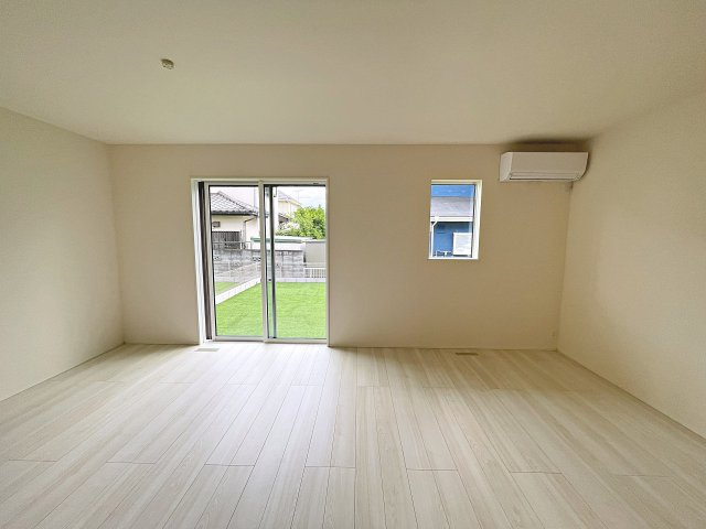 新築戸建・新築建売　玉村町斎田第2期　玉村小学校・玉村中学校の居間・リビング|キッチンの前にダイニングテーブルを設置すれば、お料理の配膳もスムーズです！
