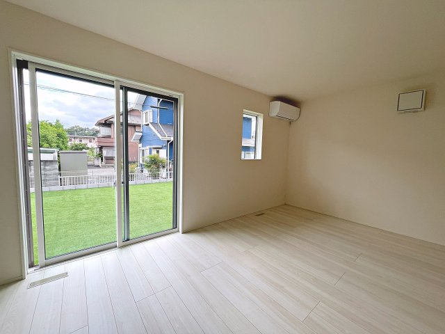 新築戸建・新築建売　玉村町斎田第2期　玉村小学校・玉村中学校の居間・リビング|南側の大きな窓から日差しが入り明るいリビングはご家族皆さんの憩いの場です！