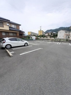 【駐車場】 | リーフ桜 | 車をお持ちの方に嬉しい駐車場付きの物件です
