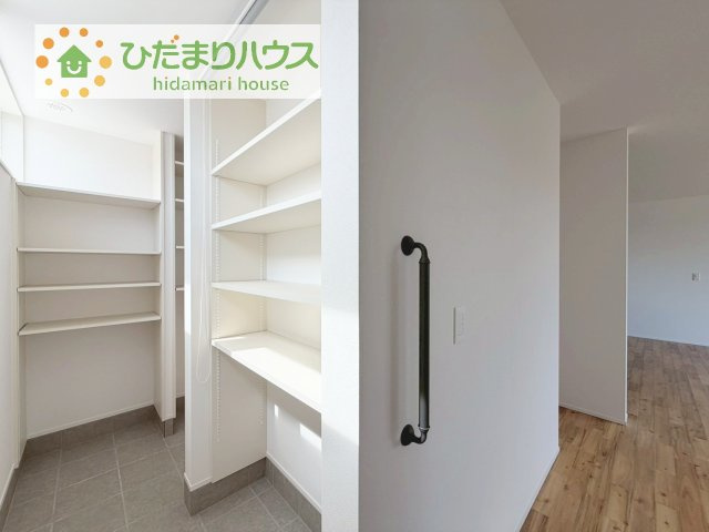 【収納】 | 坂東市馬立　中古戸建 | シューズクロークは、レインコートやベビーカー、ゴルフバッグなど大きな荷物を置けるので、
いつでも玄関を綺麗に保てます(*^-^*)