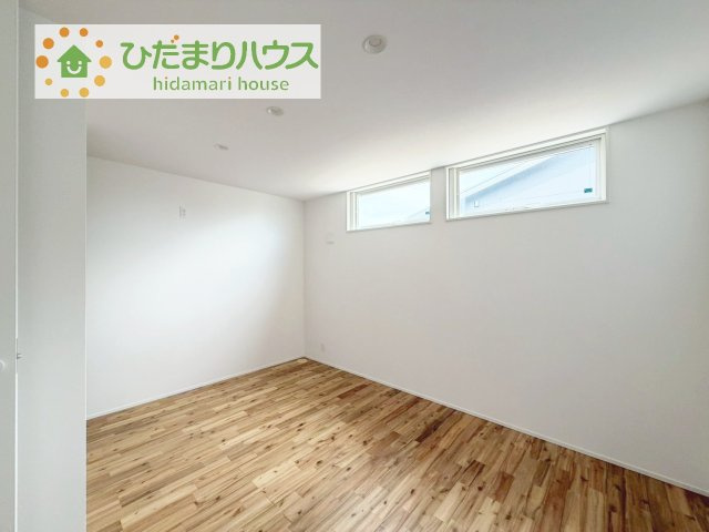 【寝室】 | 坂東市馬立　中古戸建 | バルコニーに面していて、たっぷり光りの入る明るい主寝室です！