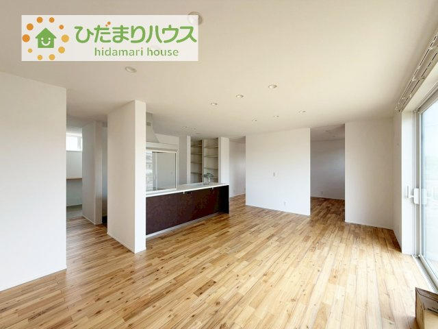 【居間・リビング】 | 坂東市馬立　中古戸建 | お子様が元気に遊べる広々としたリビングです！