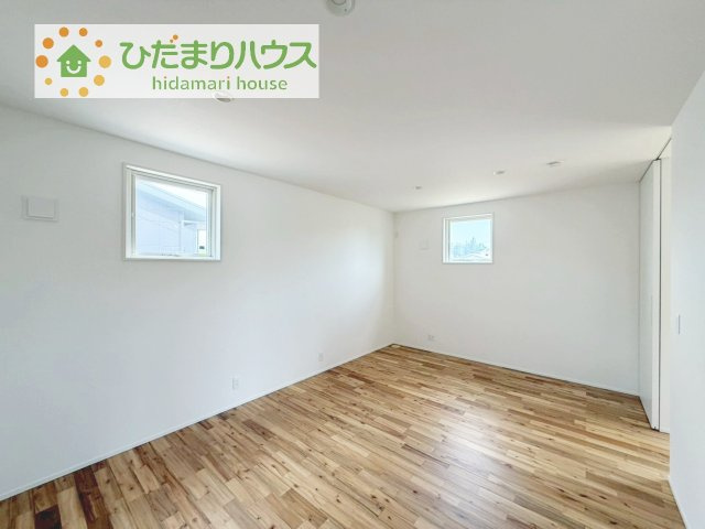 【洋室】 | 坂東市馬立　中古戸建 | リビングの大きな窓からは、暖かな日の光が降り注ぎます・・・