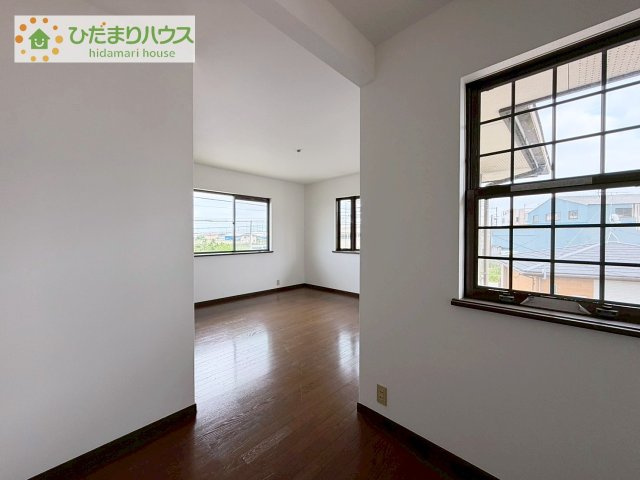【寝室】 | 阿見町阿見　中古戸建 | 広めの主寝室は、ベッドの他にもパソコンデスクやドレッサーなども置けちゃいます(*^-^*)